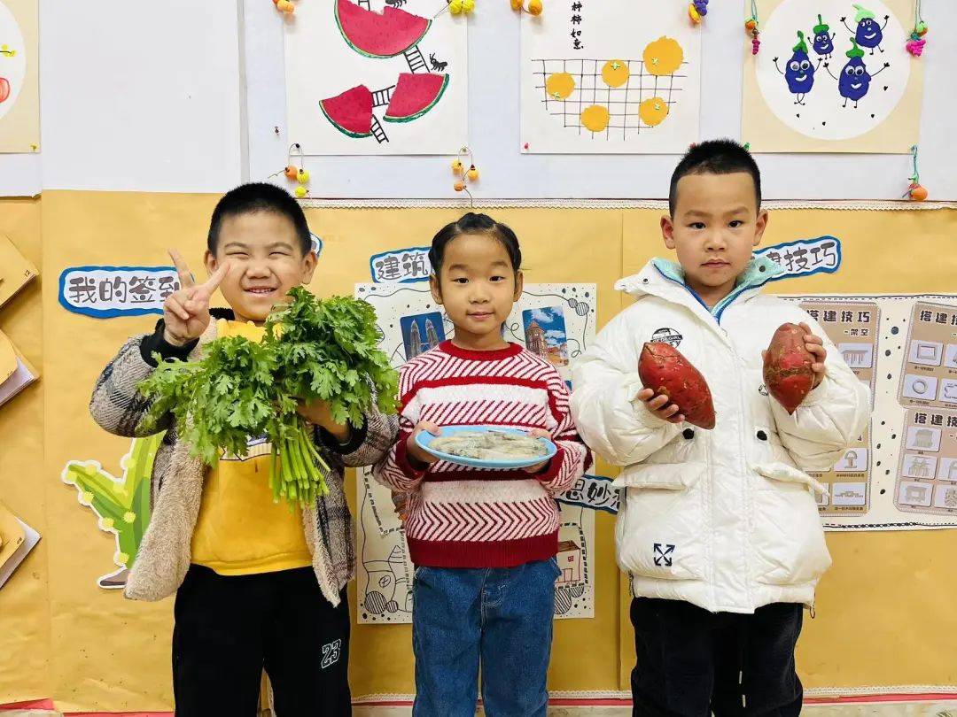 金針菇是白色的,還有圓圓的小腦袋.大蝦好涼呀,得放在冰箱裡保存.