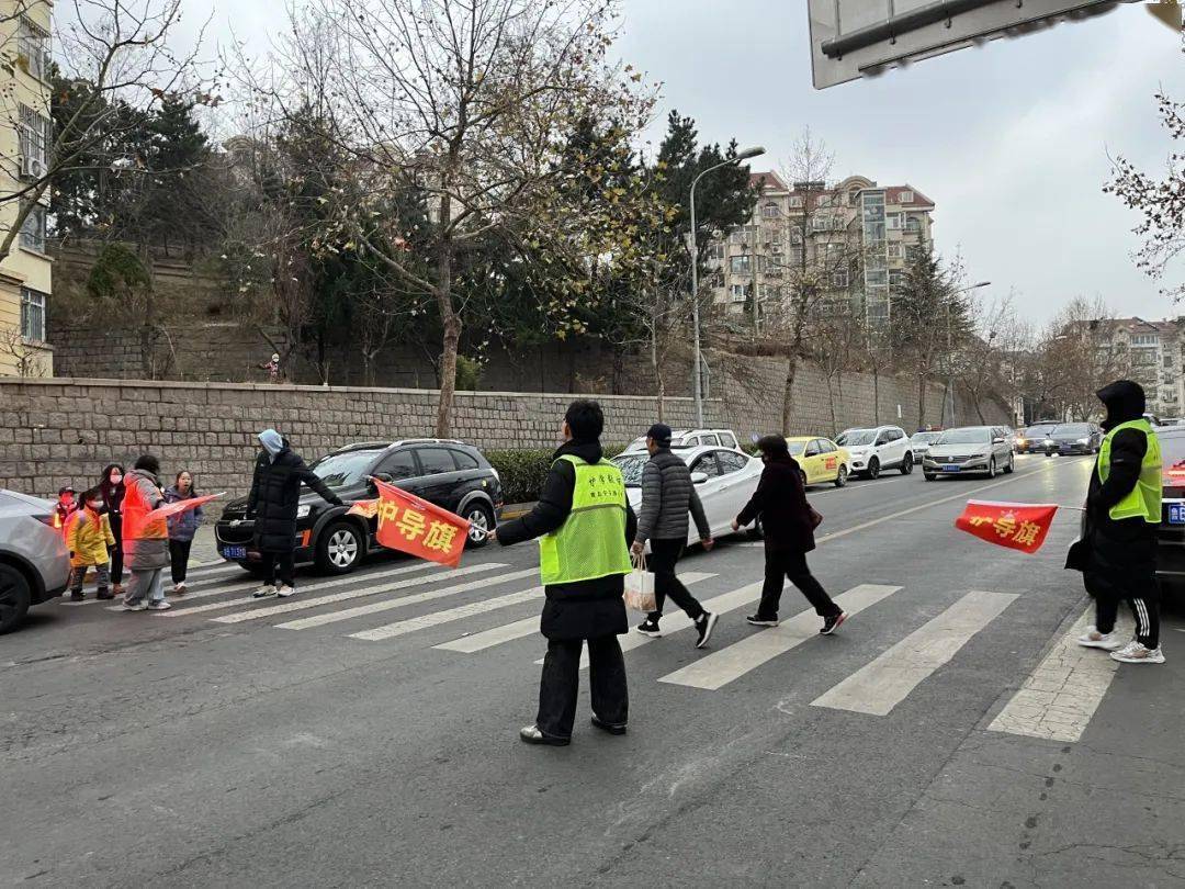 育人】安全護導常在 責任與愛同行——青島寧安路小學_家長_車輛_交通