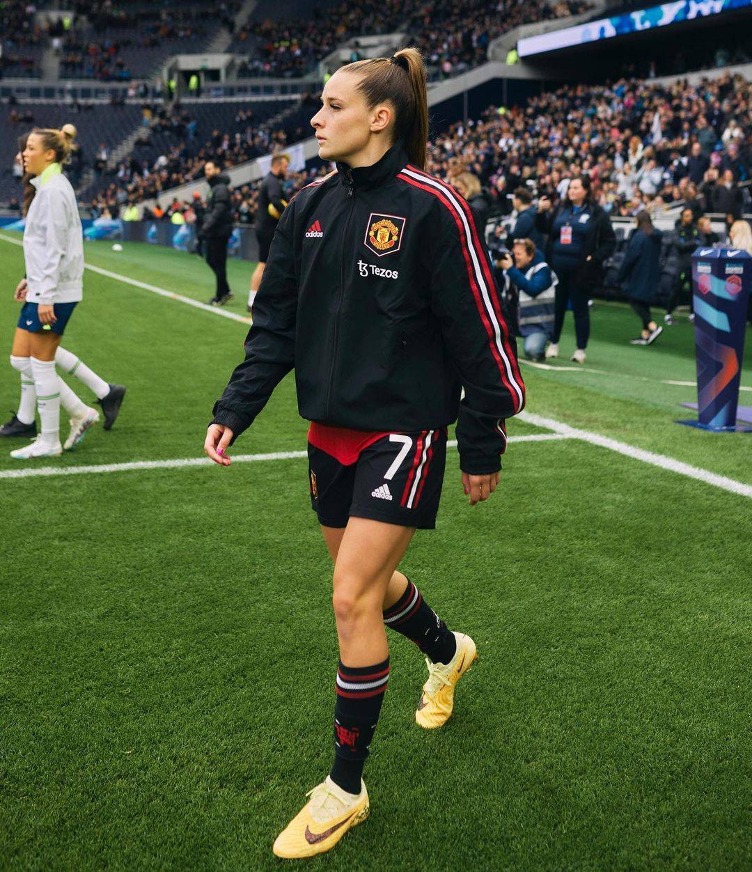 曼联女足球星:c罗是我的偶像,他穿过的足球鞋款式我都有_品牌_青训