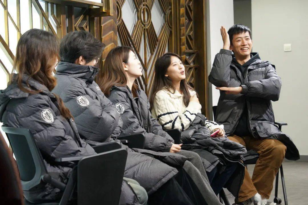 "就像导演孙逊老师所说的,演员同学们所做的那样,他们在舞台上将自我