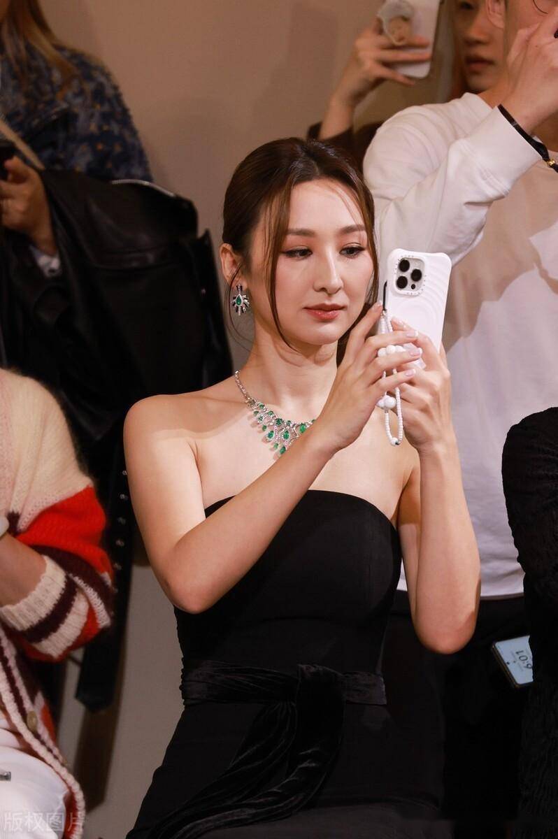 2023年12月15日,广州,高海宁,郑嘉颖老婆陈凯琳现身广州太古里出席