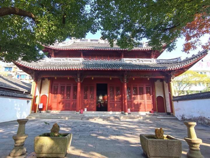 據《蕭山縣誌稿》記載,崇化寺唐會昌中廢.宋建隆元年(960)重建.