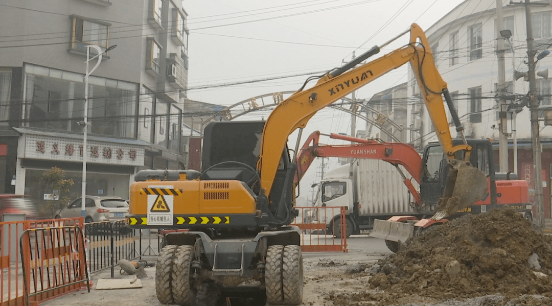 鴨溪鎮雷泉社區常住居民9438人,近來,社區存在路面破