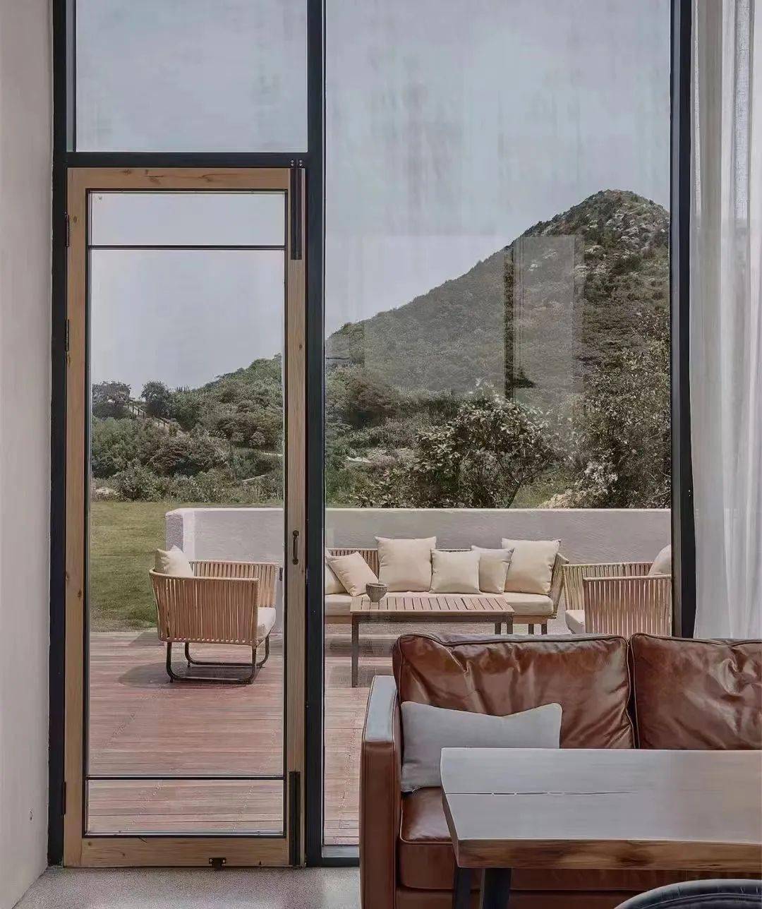 应一位法国贵族艾尼斯伯爵而作的,伯爵希望有一首曲子可以和自己的