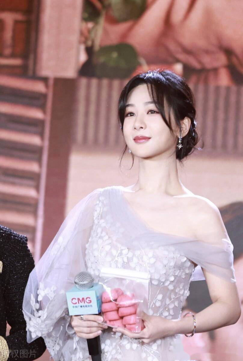 杨紫白色提花一字肩纱裙清新甜美_北京_总台_活动