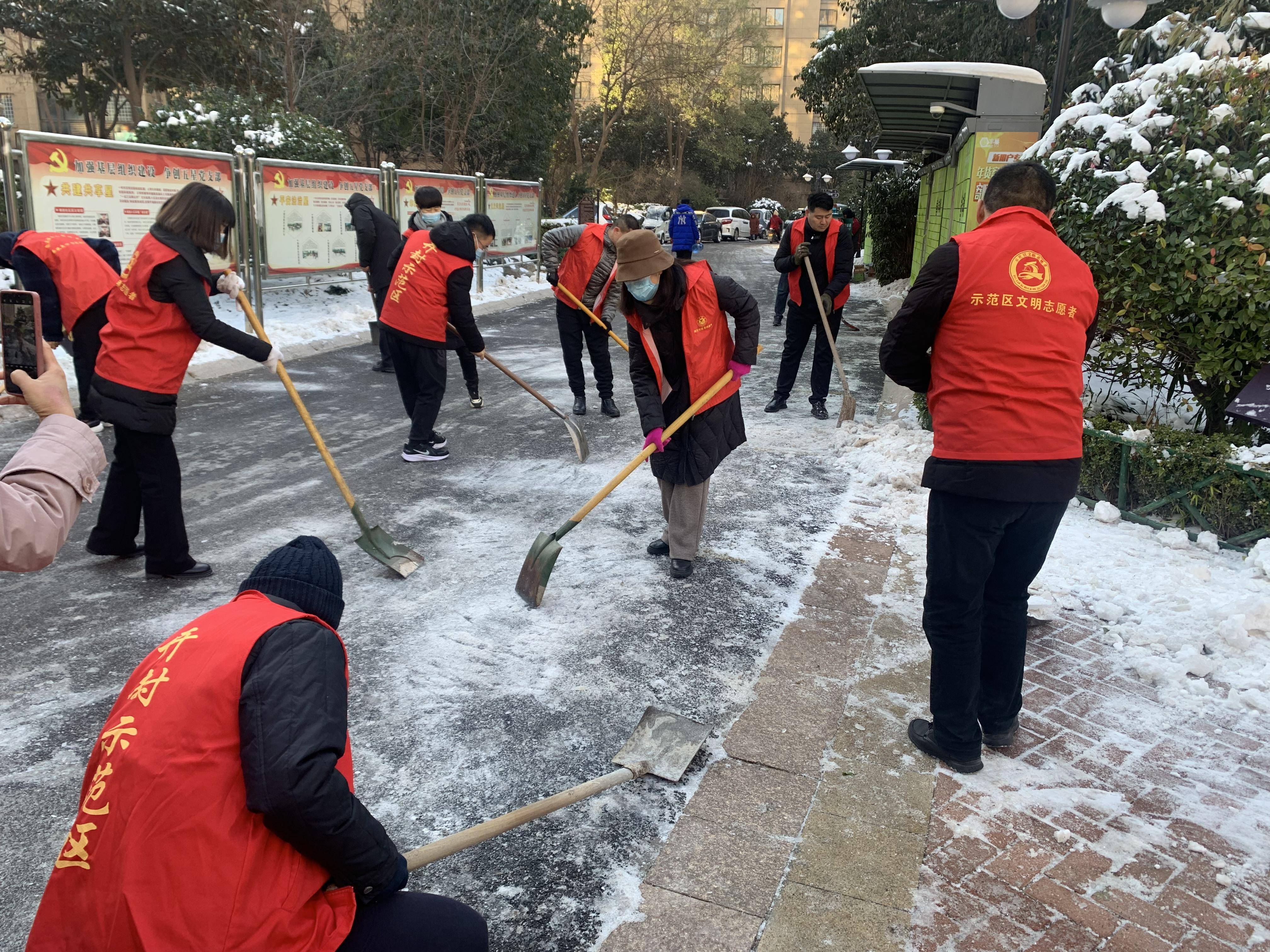 铲雪除冰宣传报道图片