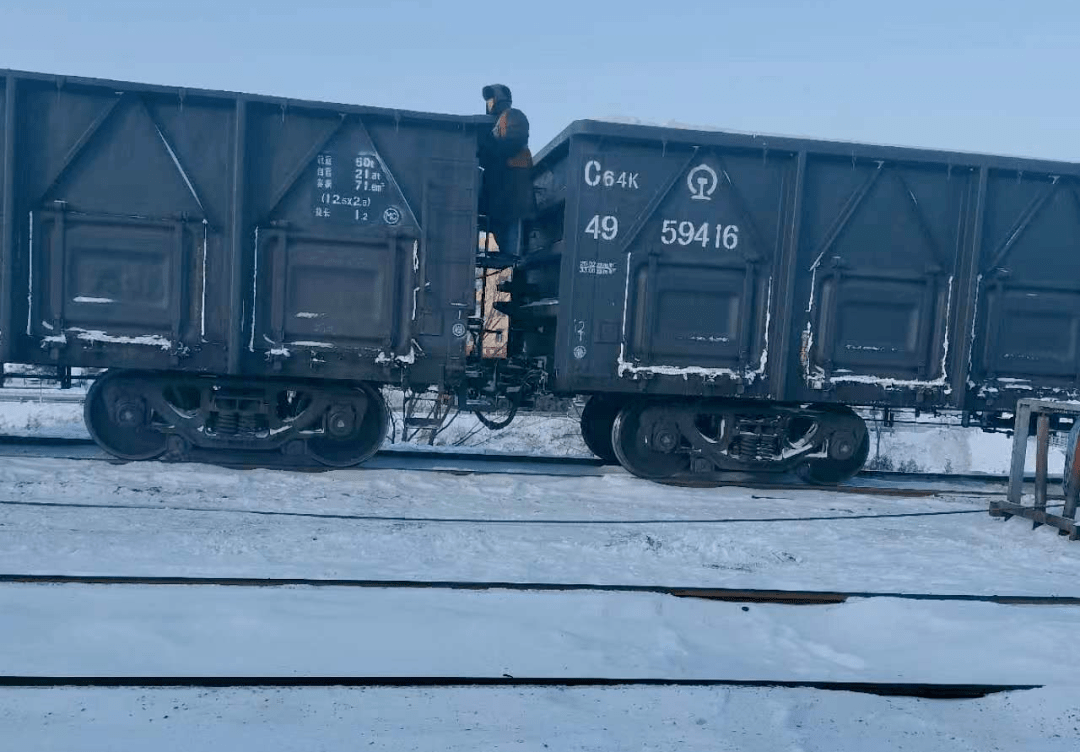在操作台铃声的指挥下控制着装车速度,轨道衡数字化精确计量,进过平煤