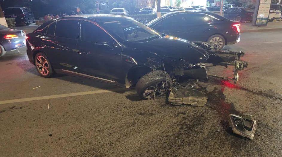 贵阳街头一辆迈巴赫撞上红旗,车辆碎片散落一地_事故_严重_车主