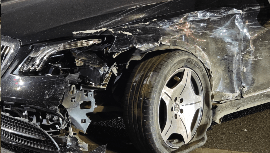 贵阳街头一辆迈巴赫撞上红旗,车辆碎片散落一地_事故_严重_车主