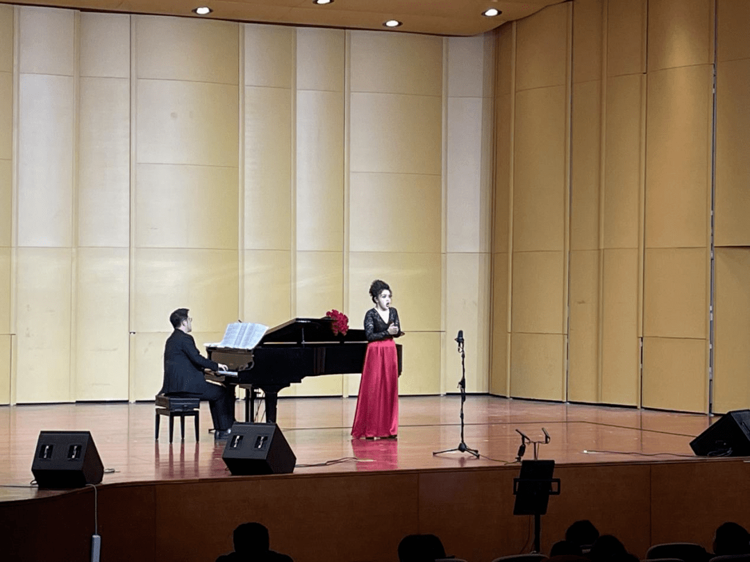 迪里拜尔教授也亲临音乐会现场,在音乐会结束时登台向学生予以鼓励并