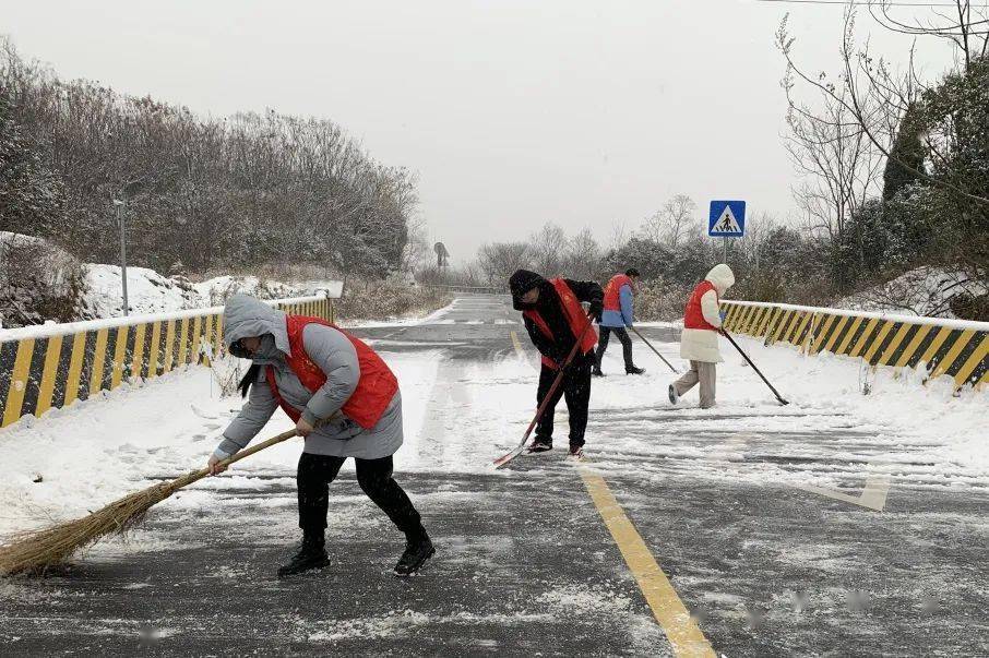 庙岗镇团委卧牛山街道团委组织青年干部积极对背街小巷及主干道积雪