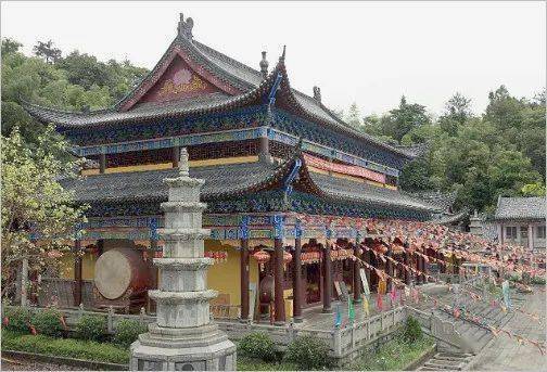 空手信人尊,無塵染寺門.無錫靈山大佛掌且聽流水說玄風.