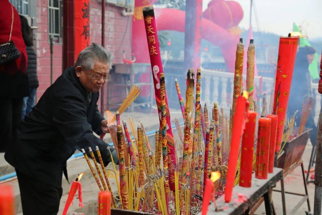 玉皇大帝,五顯靈官大帝,西天如來,太上老君,聖母娘娘,公王,師爺,財神