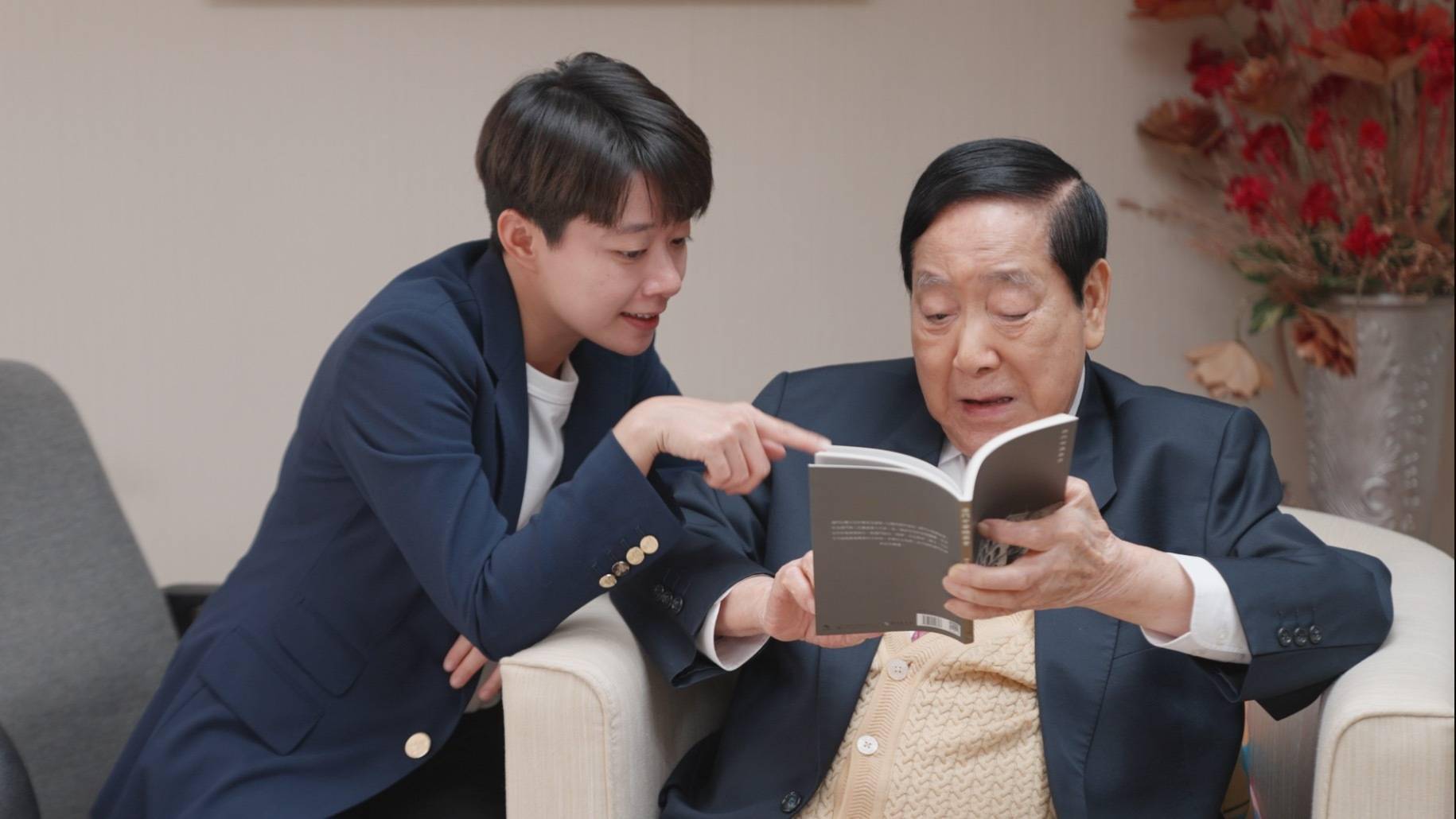 李欢和孙子李志锋,澳门中华总商会永远荣誉会长许世元和孙女许乐敏