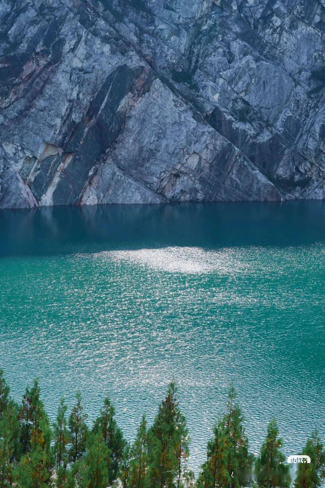 最近,信阳市浉河区柳林乡温家小塆的矿坑又"刷屏"了.1080p1.