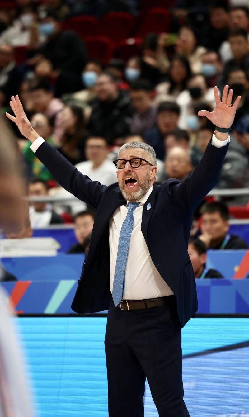 广州队主帅郭士强赛后说:"我不知道北京队怎么这么爱骗取犯规,不专注