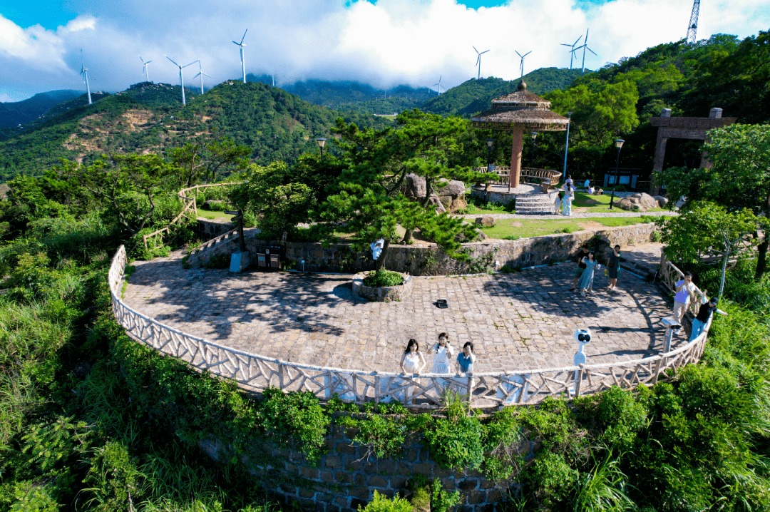 沿着蜿蜒的山路行驶20分钟即可抵达深澳镇后花园村,后花园村位于南澳