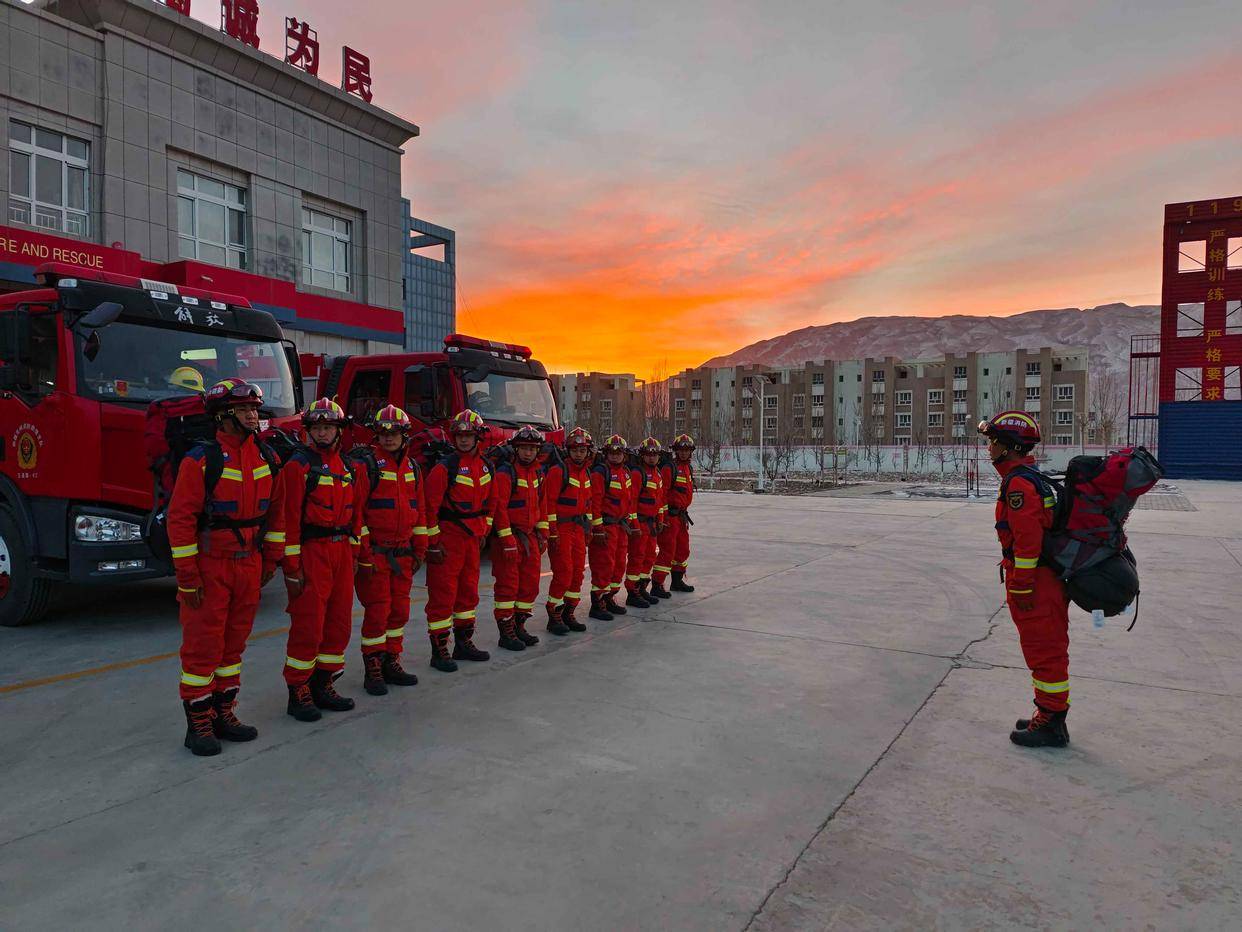 图/国家消防救援局新疆总队立即启动地震灾害一级响应机制,立即集结