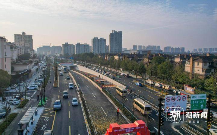 通車儀式上合影留念項目團隊研製了大斷面矩形曲線頂管機