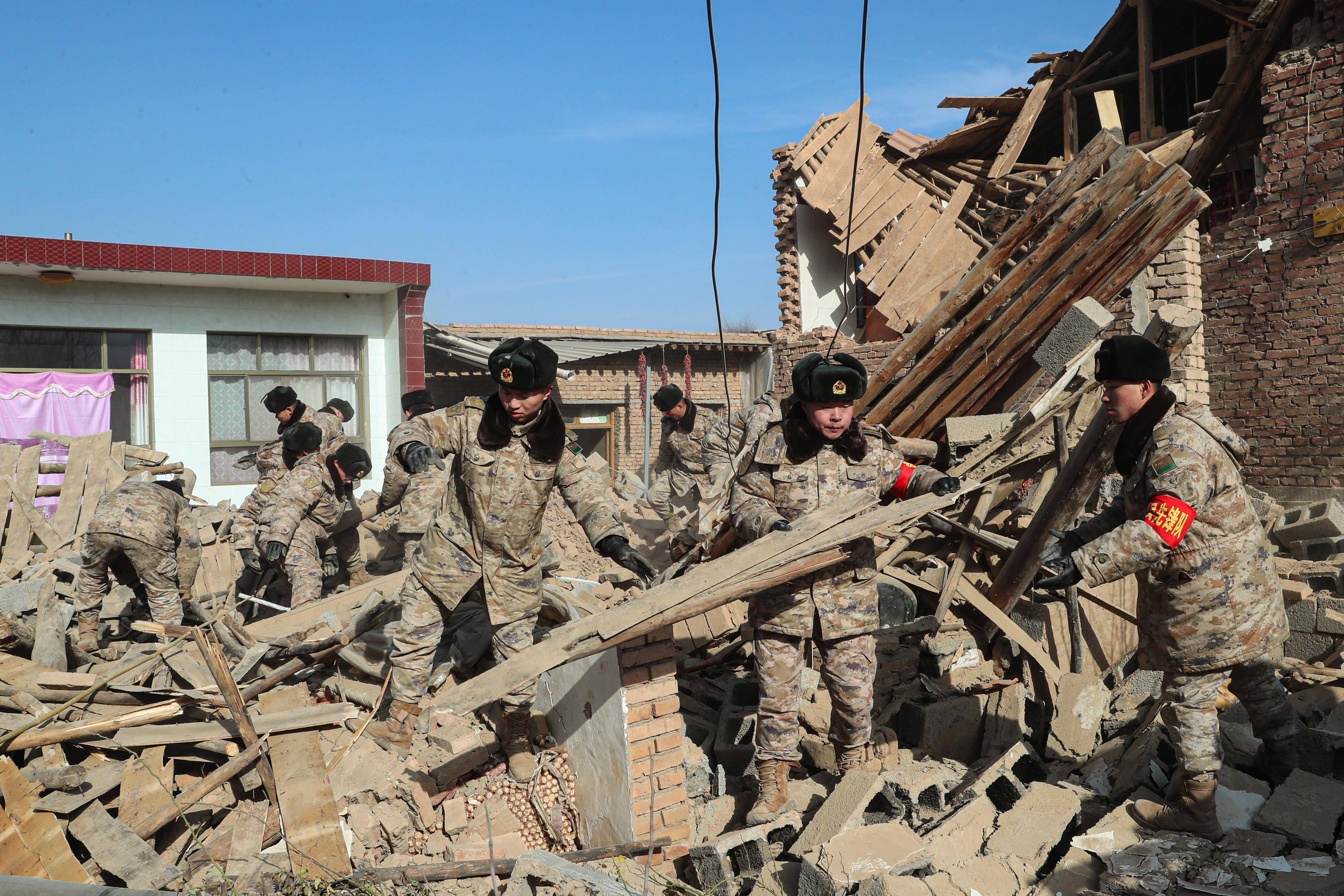 人民子弟兵地震图片