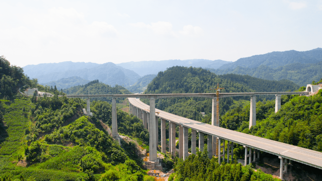 中鐵八局參建隆黃鐵路敘畢段正式開通運營_施工_隧道_通道