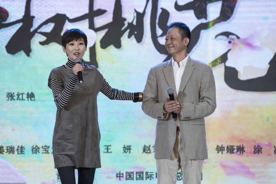 王志文跟徐帆舞台上同框,一个风韵犹存,一个满脸沧桑断崖式衰老,不像