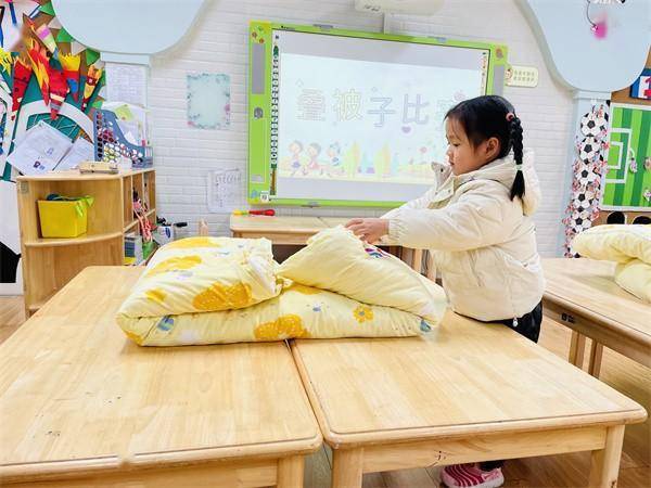 合肥市双岗幼儿园教育集团悦城分园:巧手叠被 温暖加倍_被子_生活