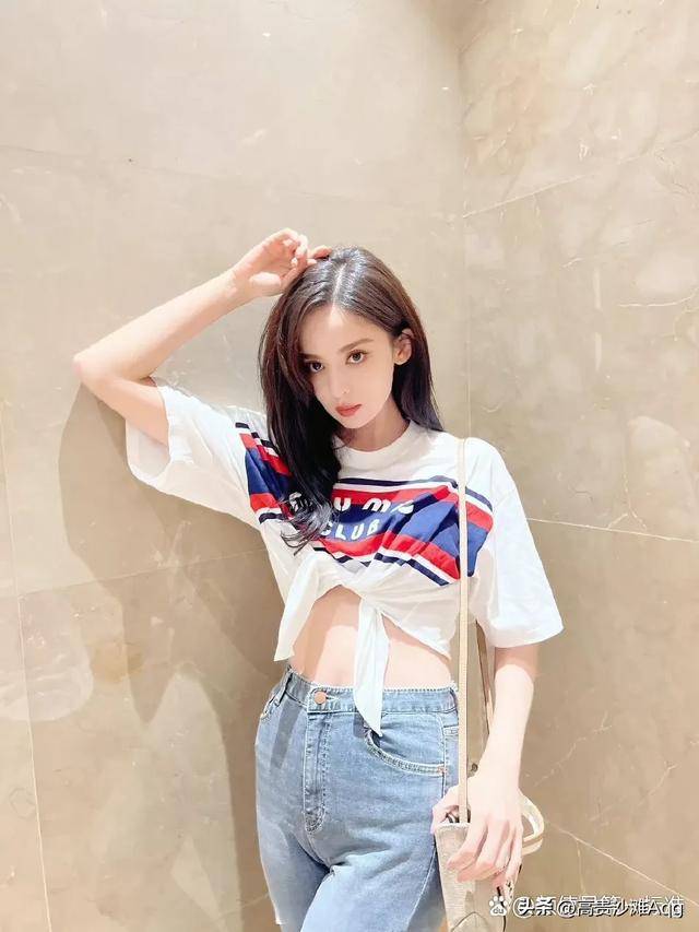 古力娜扎私服照 穿露腰白t配紧身牛仔秀性感蛮腰