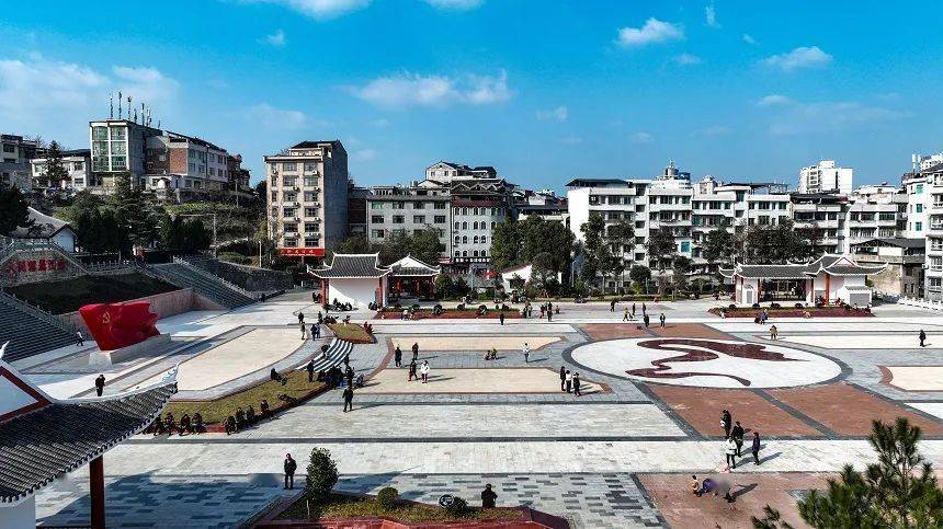 12月20日,市民在三穗县将军广场乐享冬日暖阳.