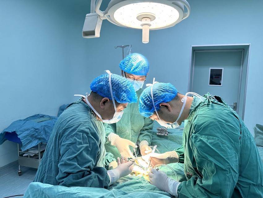 利川市人民医院成功抢救一膀胱癌并出血的8旬老人