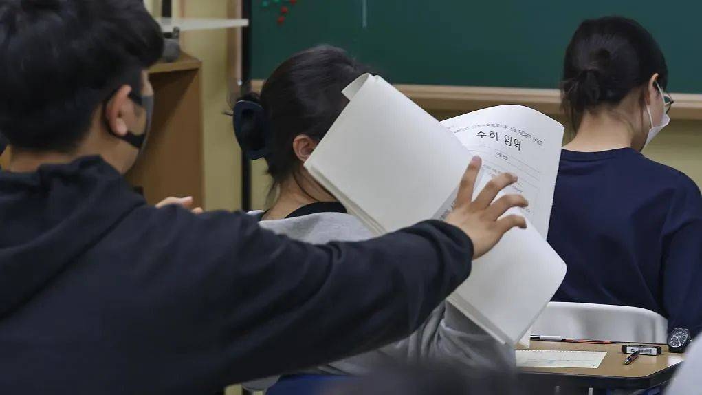 韩国高考发生重大事故！有考生情绪沮丧，弃考回家 