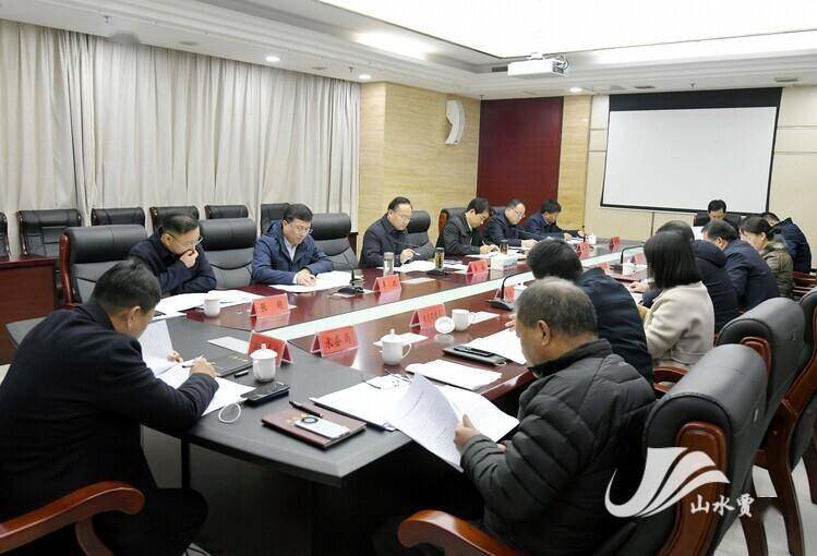 12月18日,区委书记薛永主持召开贾汪区2024年"两重一实"项目编排工作