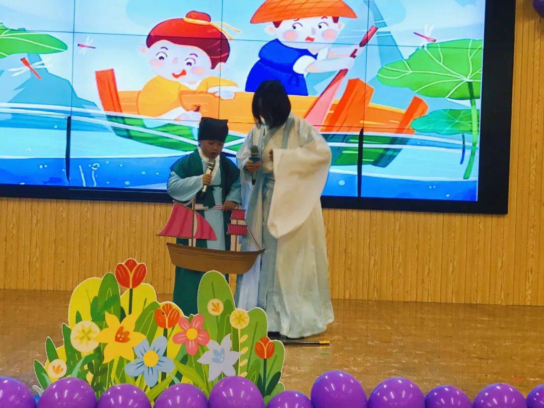 大二班梁筱晗家庭《猜猜我有多爱你》大二班张经宇家庭《狐狸种菜》大