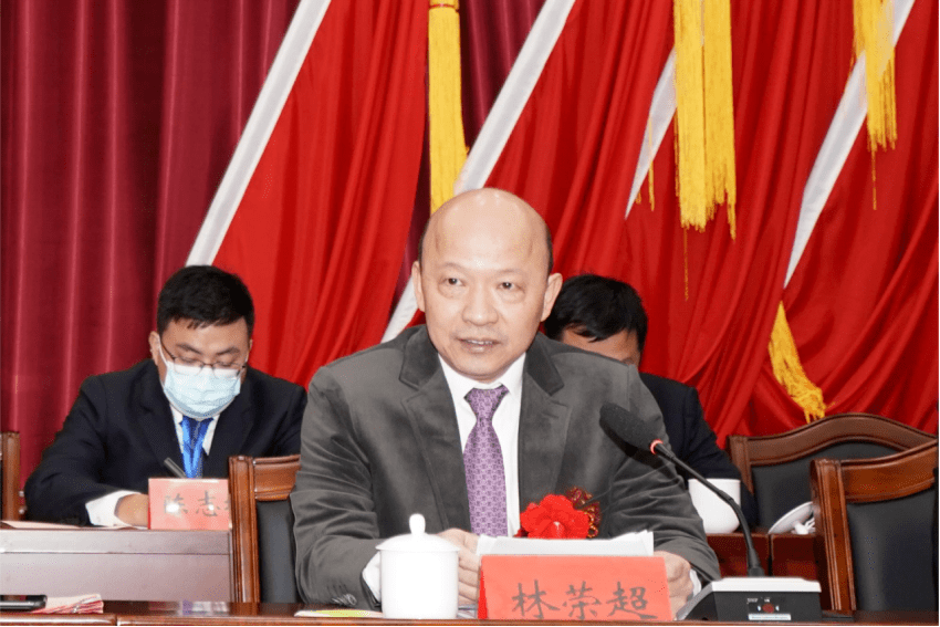 县领导林荣超作强调讲话县领导林荣超对新当选的蓬莱镇人民政府镇长