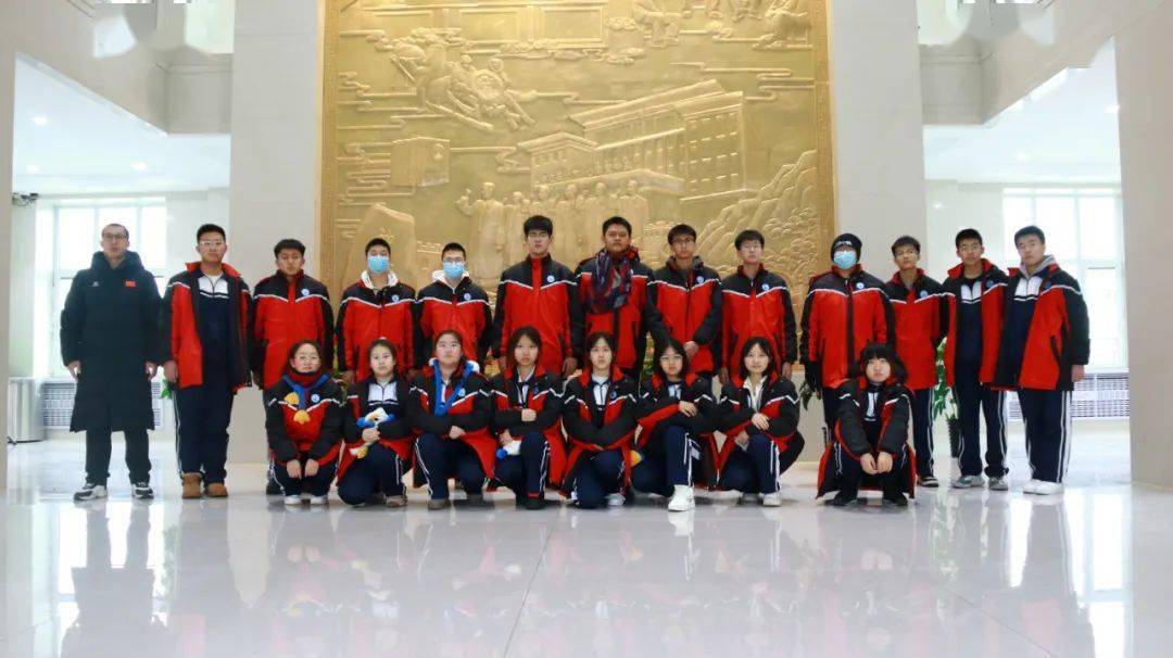 近日,漠河市高级中学组织部分团员,学生走进省级爱国主义教育基地