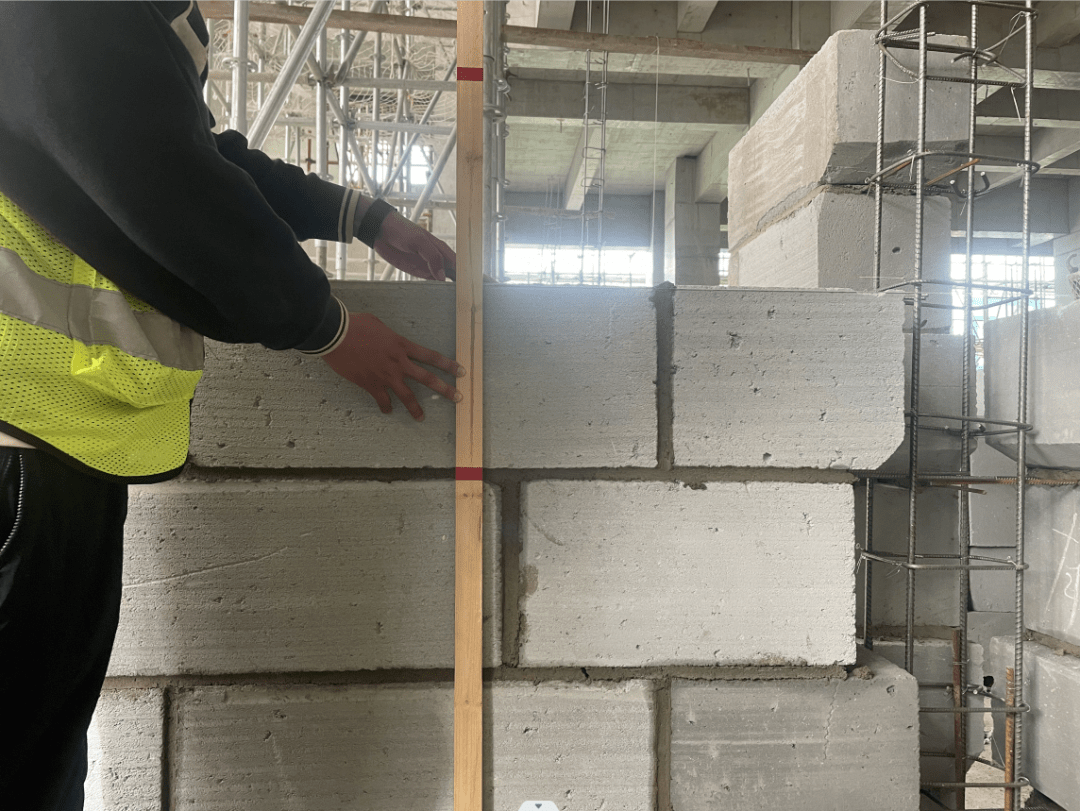 排砖皮数杆控制平整度靠尺检测竖向灰缝宽度控制砂浆填缝枪填缝竖向