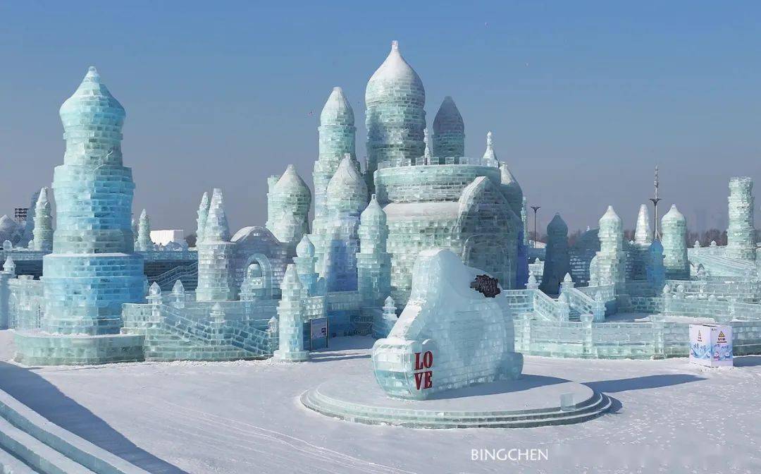 白天的冰雪大世界,宛如冰雕玉砌的"魔城"_冰城_哈尔滨_旅游