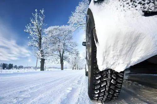 但絕大部分的觀點還是認為,後驅車在雪天更容易打滑.