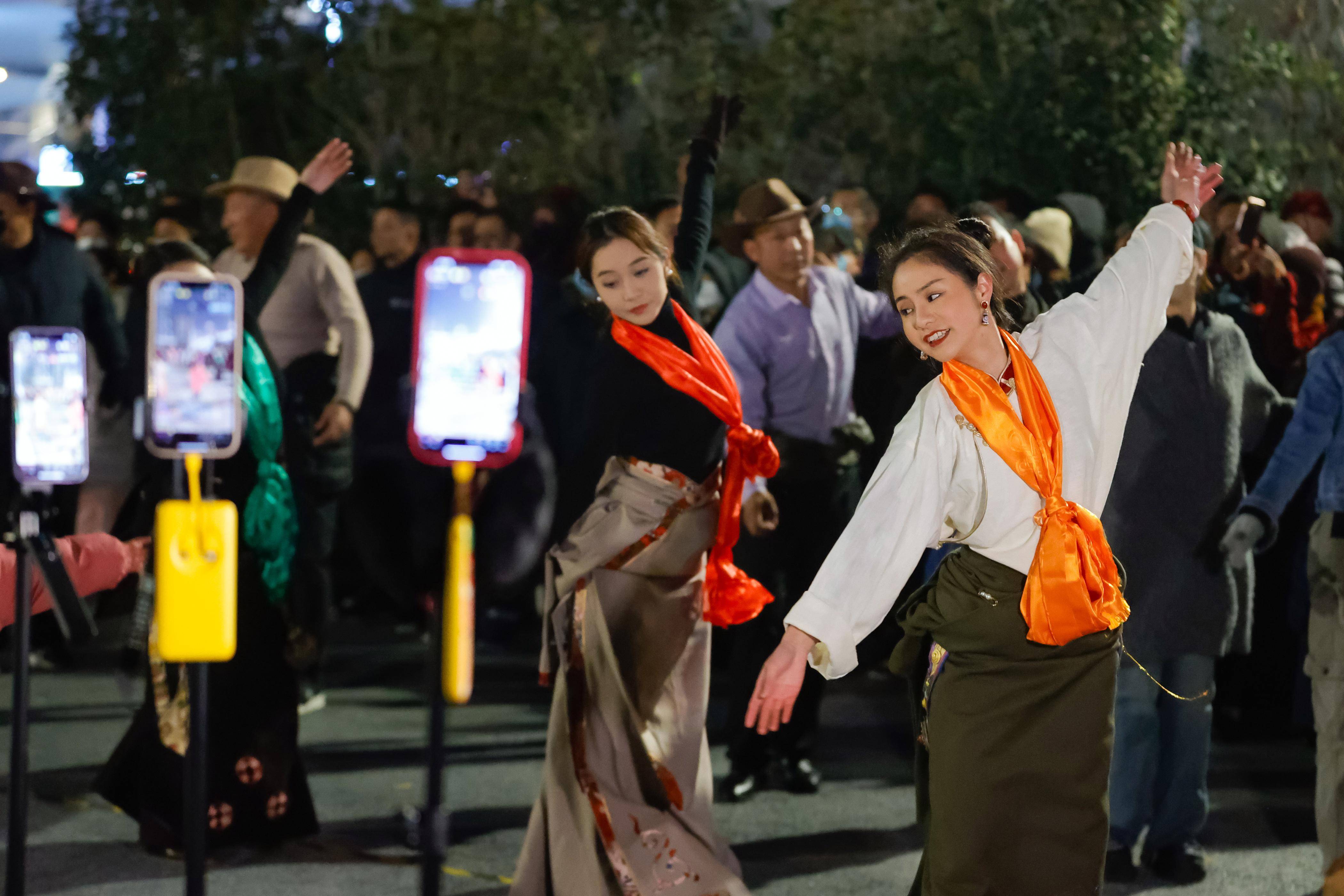 (图片故事)成都街头的锅庄舞会_新华社_沈伯韩_雍吉