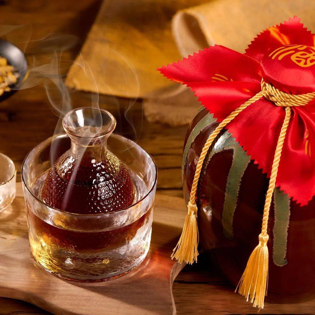 啤酒则略微寡淡,只有绵长而厚重的黄酒,刚柔并济,像极了中国人自古