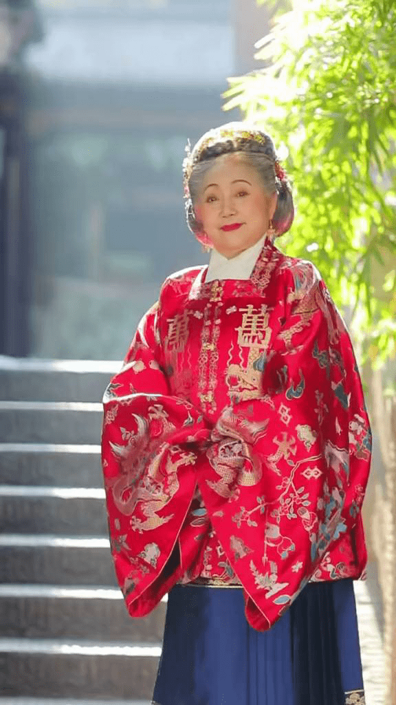面对汉服,刘维秀有用不完的精力.