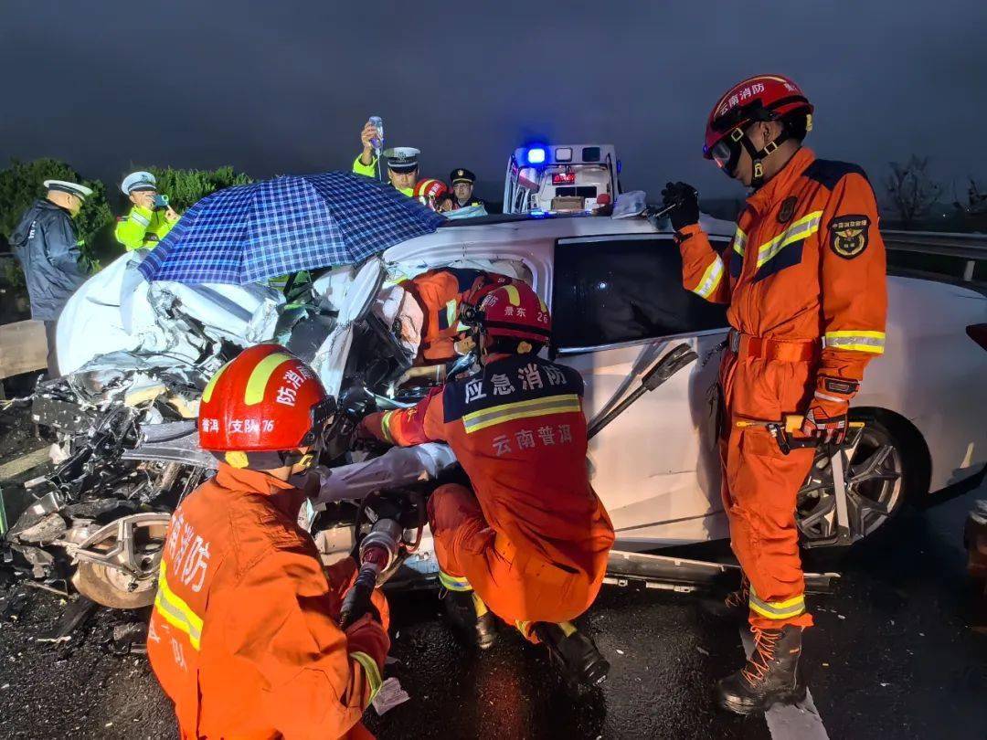 云南一轿车失控冲向护栏，车头被撞稀巴烂，司机被死死卡住！ 搜狐汽车 搜狐网