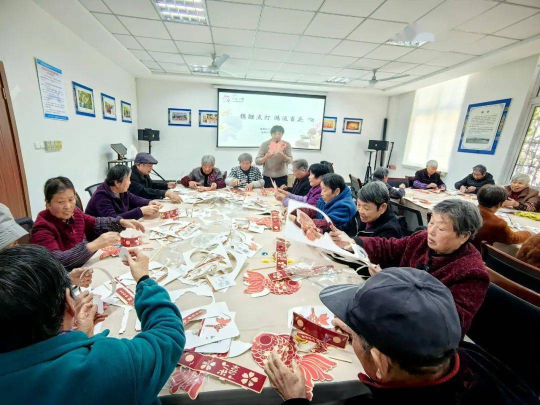 12月10日,大碶街道橫河工業社區文化加油站開設手工編織課程.