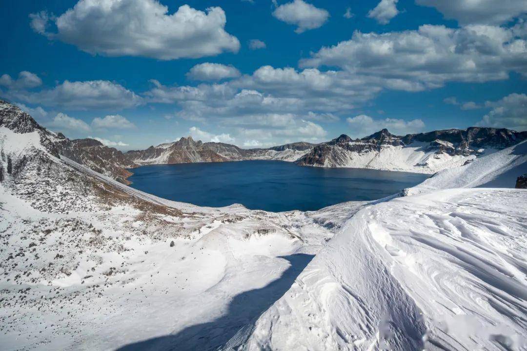 天池是是東北三條大江——松花江,鴨綠江,圖們江的發源地,還是神秘的