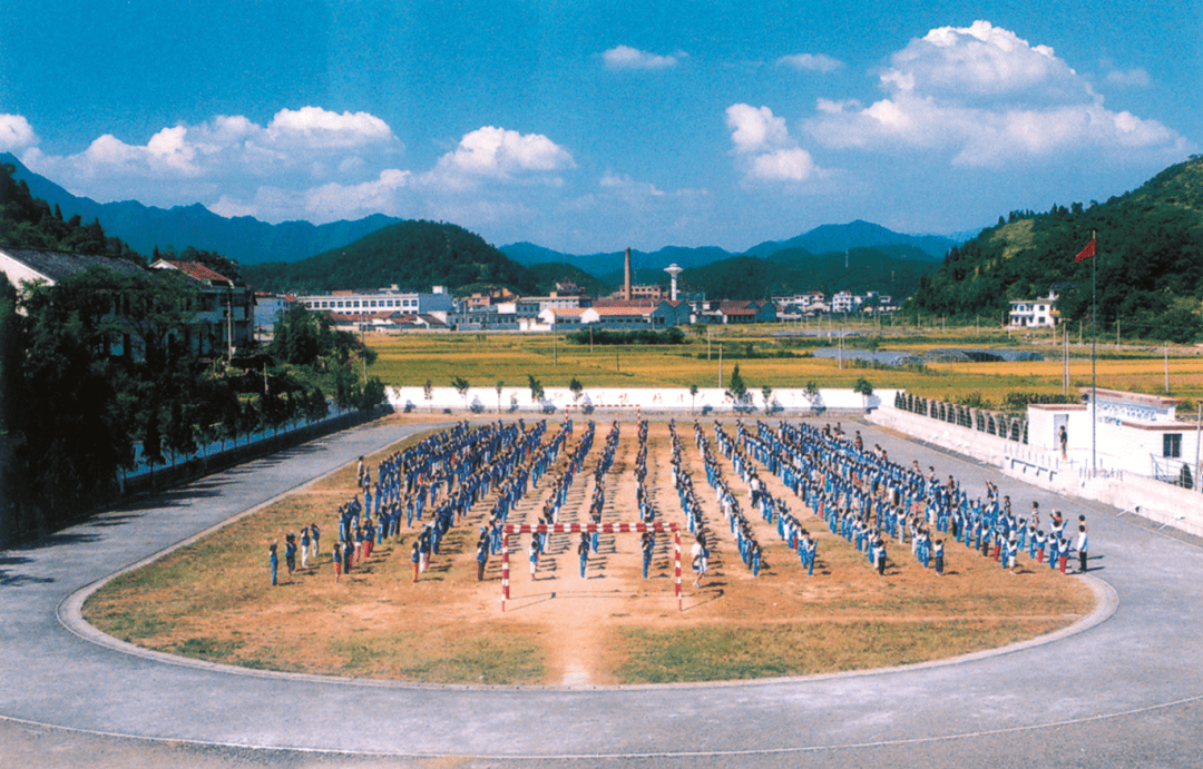 溪边放风筝甚至会叫上小伙伴一起春天的时候或者安静地看书女生们则在