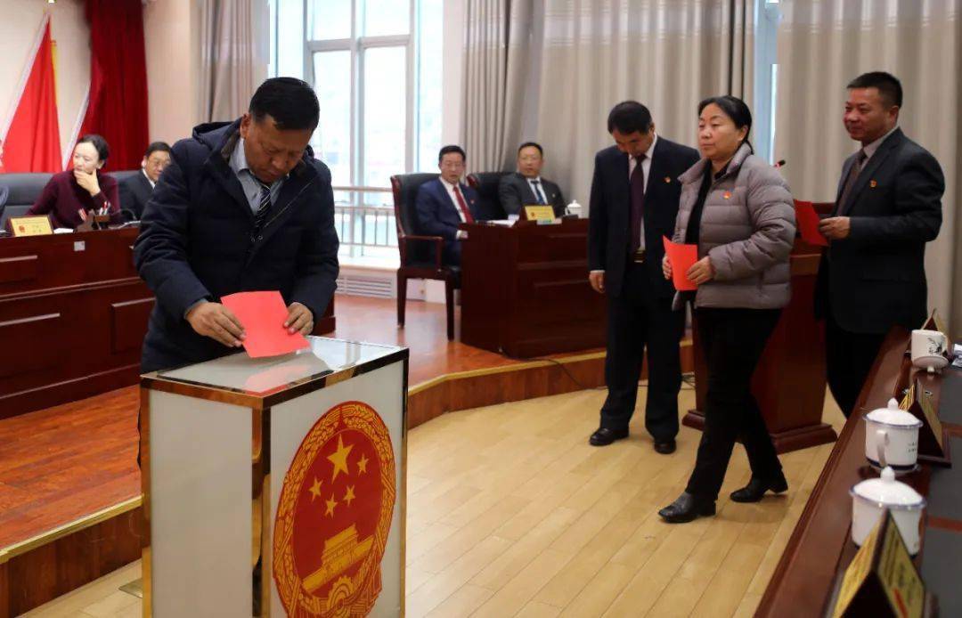 会议还通过了有关人事任免事项,并举行了宪法宣誓仪式.