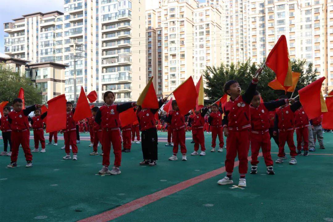 5个班的小朋友轮番上阵,表演了旗操《精忠报国》,扇子操《霸王别姬》
