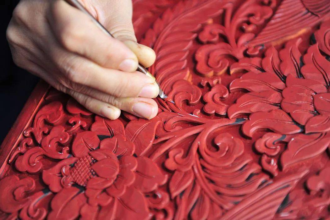 漆雕成品的制作过程非常漫长,没有任何机械快速生成的方法.