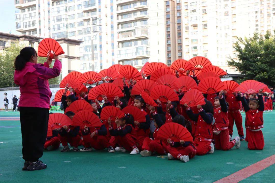 扇子操《霸王別姬》,椅子操《中國龍》以及扭秧歌,彌渡特色花燈駁等