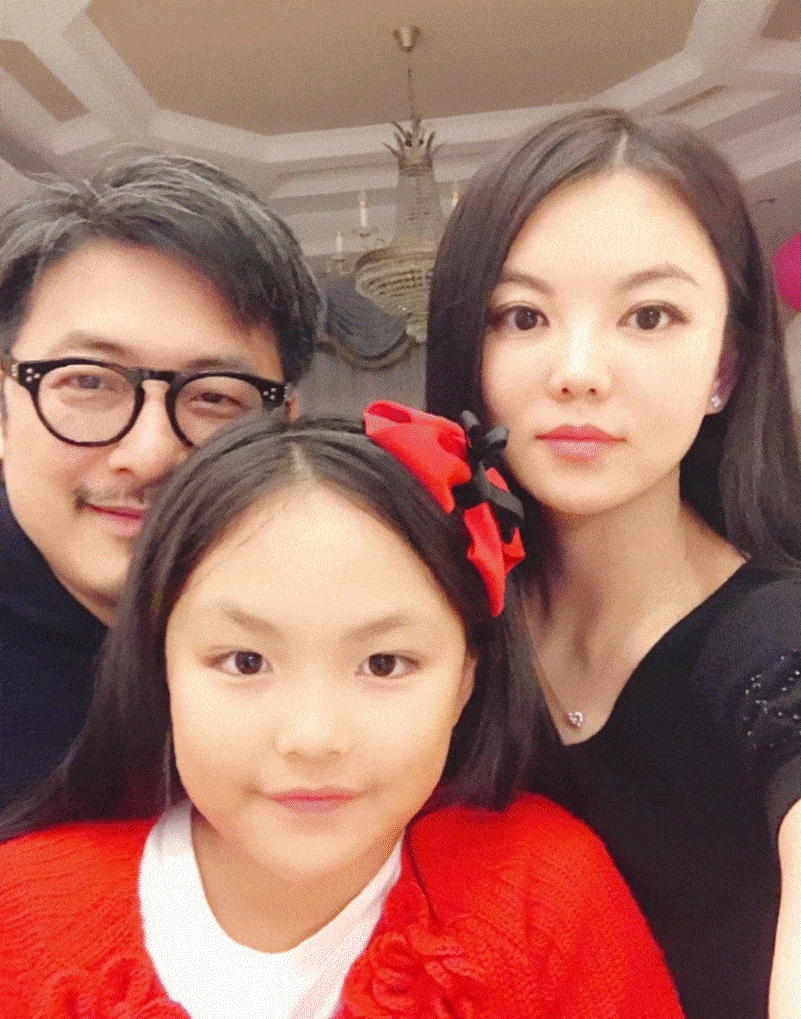 李湘一家三口上海合体!